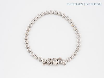 gros plan d'un bracelet sur une surface blanche