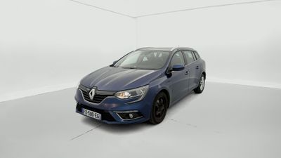 Une voiture bleue est garée dans une pièce blanche au sol blanc.