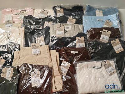 un tas de vêtements posés sur une table