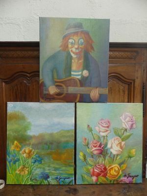trois tableaux représentant un homme avec une guitare posée sur une table