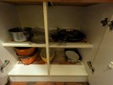 les casseroles et les poêles rangées sur les étagères de la cuisine