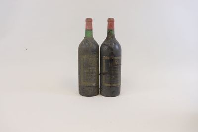 deux bouteilles de vin posées l'une à côté de l'autre sur une surface blanche