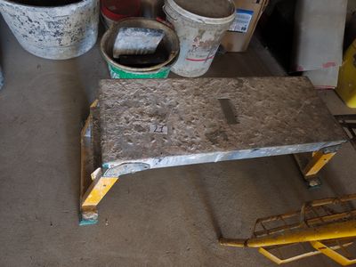des seaux de peinture et une table dans un garage