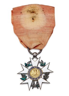 une vieille médaille avec une étoile posée sur un morceau de bois