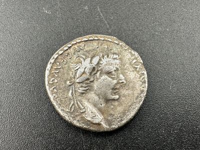 une pièce d'argent représentant une femme