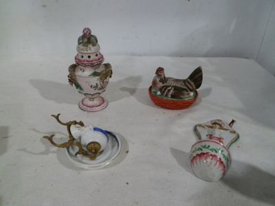 plusieurs types de figurines différentes présentées sur une surface blanche