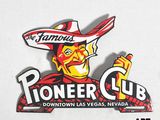 un pin's sur lequel figure l'image d'un homme portant un sombrero