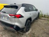 l'arrière d'une Toyota RAV argentée garée sur un parking