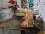 un tas de vieilleries par terre, près d'une fenêtre