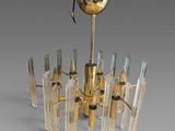 une image d'un lustre en verre et en laiton