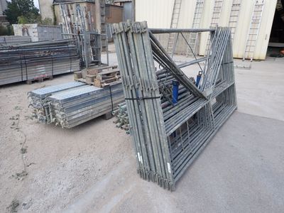 un gros tas de barres d'acier au milieu d'un bâtiment