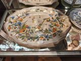 de nombreuses assiettes exposées dans une vitrine