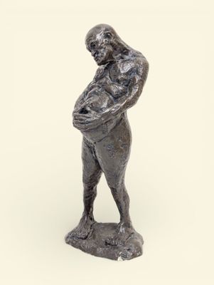 statue représentant un homme tenant un bébé dans ses bras
