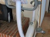 un vélo posé par terre dans la pièce