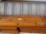 une pile de caisses en bois posée sur un comptoir