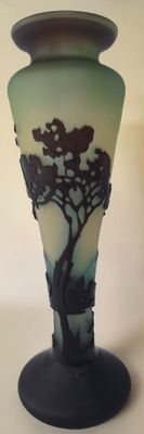 Vase figurant un paysage représentant des arbres et oiseaux