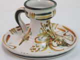 une tasse et une soucoupe posées sur une soucoupe, sur une table