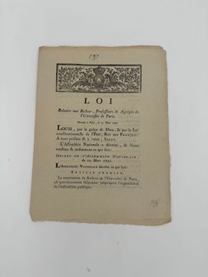 un vieux livre avec l'image d'un oiseau