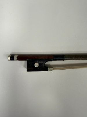 Archet de violon portant la marque au fer "TOURTE", modèle t…