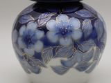 un vase bleu et blanc avec des fleurs