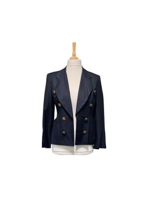 La veste est bleue et comporte des boutons dorés sur le devant.