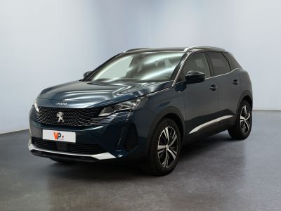 un SUV bleu foncé garé dans une pièce aux murs blancs