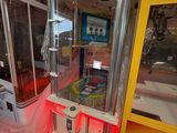 deux machines placées l'une à côté de l'autre dans une pièce