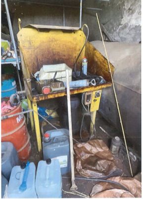 une photo d'un camion dont la benne est remplie d'objets