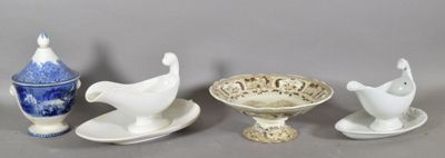 quatre pièces de poterie posées sur une table