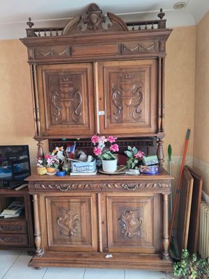 un meuble en bois dans le coin d'une pièce