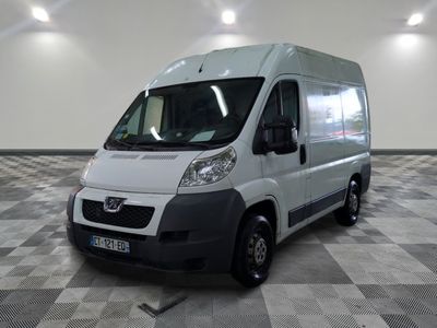 la photo d'une camionnette blanche garée dans une pièce