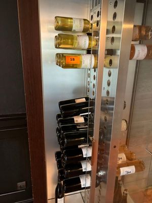 de nombreuses bouteilles de vin dans le casier à vin de la cave à vin