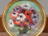 une peinture à l'huile représentant un vase de fleurs posé sur une table en bois