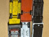 un grand nombre de trains miniatures posés sur une table