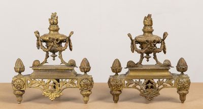 Paire de chenets en bronze doré à décor de pots à feu ornés …