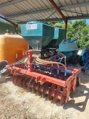 un tracteur garé à côté d'une remorque