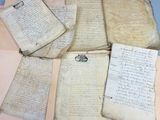 quelques vieux papiers sont posés sur une table