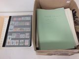 une boîte contenant de nombreux timbres différents
