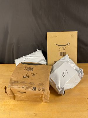 trois sacs de nourriture posés sur une table à côté d'une boîte
