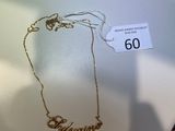 une photo d'un collier sur lequel figure un prénom