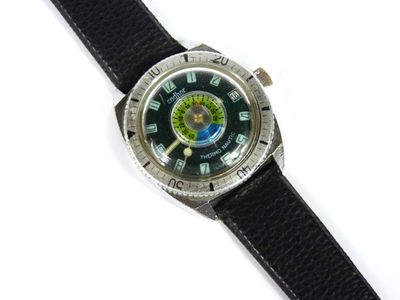 gros plan d'une montre sur une surface blanche