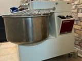 une photo d'une machine à beignets professionnelle dans une cuisine