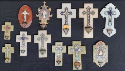 de nombreuses croix posées sur une table noire