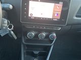 le tableau de bord d'une voiture, avec une clé de voiture au centre