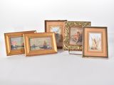 trois photos encadrées représentant des bateaux et des navires, exposées sur une surface blanche