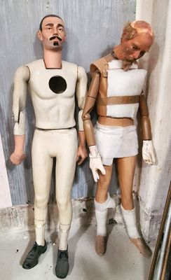 deux figurines qui se tiennent l'une à côté de l'autre