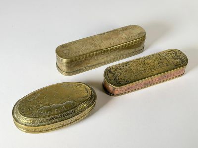 trois boîtes placées les unes à côté des autres