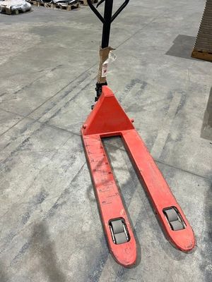 un chariot élévateur à fourche posé au sol