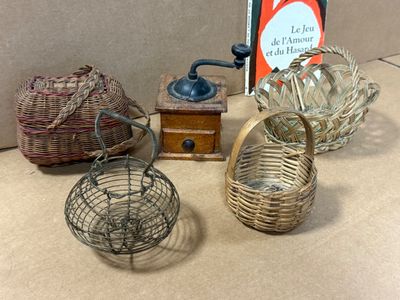 trois paniers posés sur une table