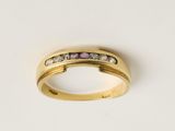 Gros plan sur une bague en or ornée de diamants